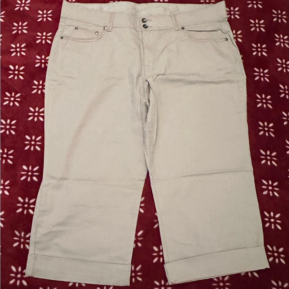 Bandolino Women's Cream Capri Pants